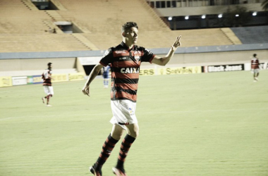 Com um gol em cada tempo, Atlético-GO vence Luverdense e assume a ponta da Série B