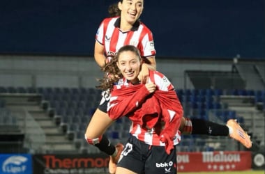 Elene Gurtubay y Daniela Agote, goleadoras del partido, celebrando la victoria. / Foto: Athletic Club
