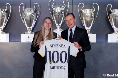 Athenea del Castillo celebra junto a Emilio Butragueño su centenario como jugadora del Real Madrid | Foto: Real Madrid