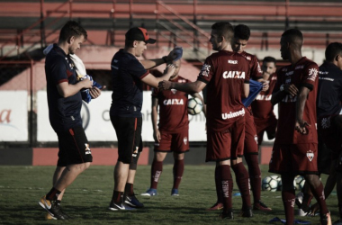 Buscando reação, Atlético-GO recebe embalado Coritiba no Olímpico