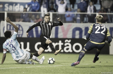 Em jogo intenso e com bolas na trave, Avaí e Corinthians empatam sem gols