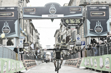 Tirreno-Adriatico, assolo di Adam Yates a Filottrano. Kwiatkowski maglia azzurra