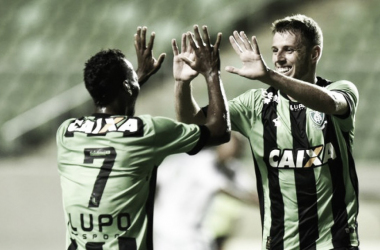 Com dois gols de Aylon, América derrota Caldense e se garante na vice-liderança do Mineiro