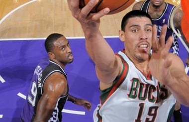 Los Bucks cortan a Ayón y firman a Raduljica