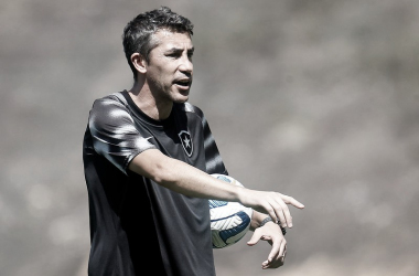 Após empate, Bruno Lage valoriza partida do Botafogo: "Fomos muito superiores"