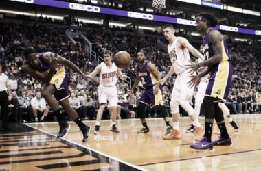 Suns vence Lakers e permanece na zona de classificação aos playoffs