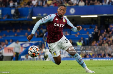 Leon Bailey keeps a close eye on the ball, in a 3-0 defeat to Chelsea at Stamford Bridge./Stephanie Meek Getty Images