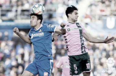 Jason y Jaime Mata provocan a Marc Bartra en el partido del Betis frente al Getafe