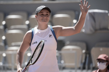 Ashleigh&nbsp;Barty pasa un susto, pero está en carrera