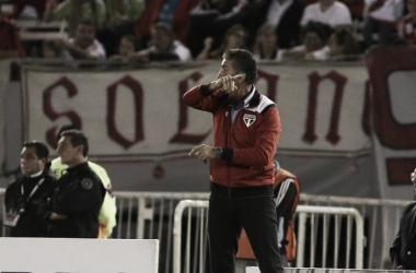 Bauza critica arbitragem e minimiza empate com River Plate: "Dá tranquilidade para próximos jogos"