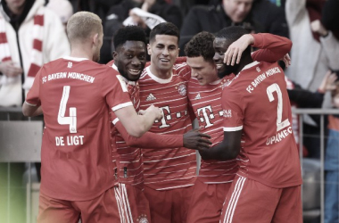 Los jugadores del Bayern celebran el segundo tanto de Pavard. Fuente: Bayern Munich Twitter