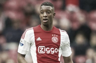 VfL Wolfsburgo gana la puja por Riechedly Bazoer