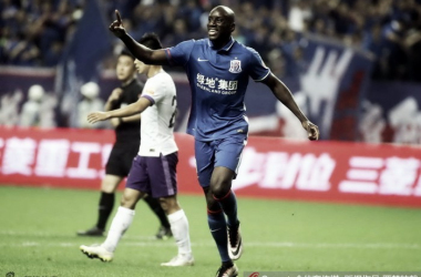 Na abertura da 11ª rodada da Liga Chinesa, Demba Ba marca mas Shenhua só empata