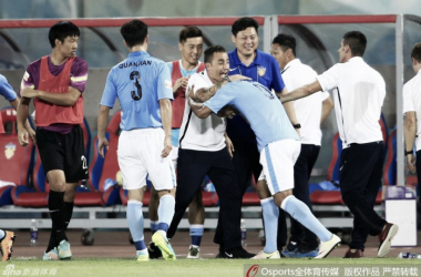 Tianjin goleia líder Qingdao Huanghai e chega à quinta vitória seguida com Fabio Cannavaro