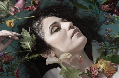 “Flores y vino” el nuevo single de Bely Basarte