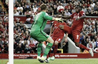 Benteke manda il Liverpool in testa alla classifica
