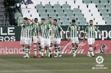 Los jugadores del Betis celebran el gol de Canales al Sevilla. Foto: LaLiga Santander.