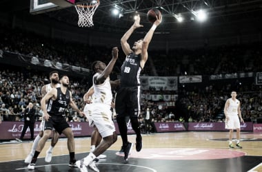 El Madrid hinca la rodilla en una guerra al límite (82-81)