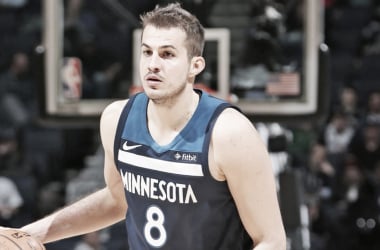 Amir Johnson y Nemanja Bjelica, los dos últimos en firmar con los Sixers