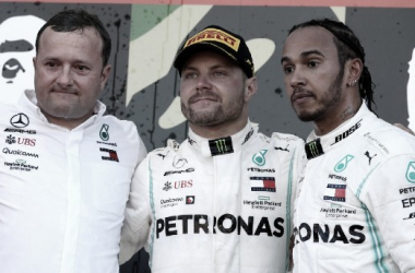 Eric Bladin junto a Bottas y Hamilton en un podio post-carrera. / Fuente: F1