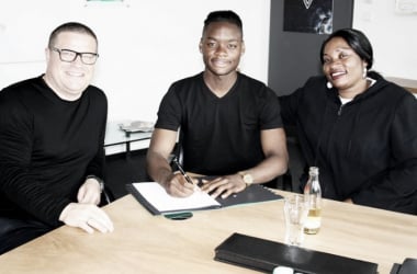 Simakala signs professional terms with Gladbach