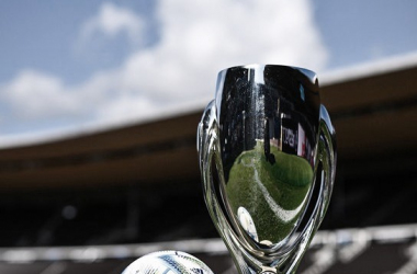 El trofeo de la Super Copa en el césped del Estadio Olímpico de Helsinki. / Fuente: @UEFA