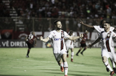 Diego marca no fim, Flamengo vira sobre Vitória e garante vaga na fase de grupos da Libertadores