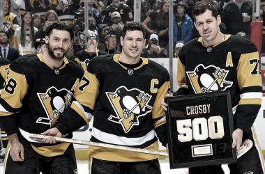Letang, Crosby y Malkin en la celebración de los 500 goles de Crosby esta temporada - NHL.com