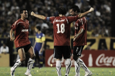 El capitán Gabriel Milito festejando con sus compañeros en el triunfo por 5-4 frente a Boca.