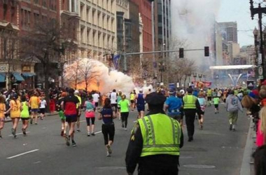 Due esplosioni straziano la maratona di Boston