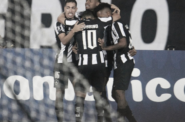 Júnior Santos faz quatro, Botafogo goleia e avança de fase na Libertadores 