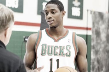 Los Bucks ejercen su opción de renovación sobre Knight y Henson