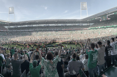 La afición del SW Werder Bremen, celebra el ascenso en el Weserstadion. / Fuente: Twitter @werderbremen