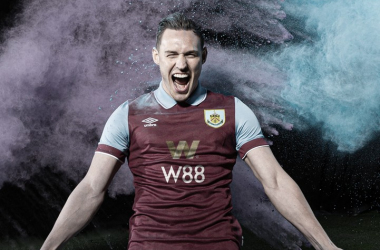 Burnley presentó su nueva camiseta titular