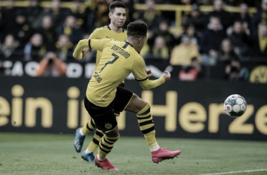 Borussia Dortmund enfrenta dificuldades, mas vence Freiburg em partida truncada