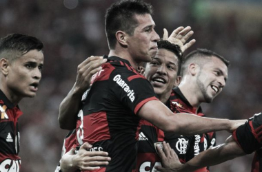 Autores dos gols da vitória rubro-negra, Cáceres e Chicão dividem os méritos com o grupo