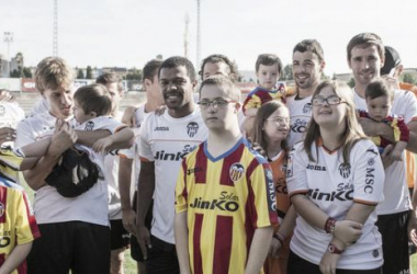 El Valencia presenta el Calendario Asindown y un libro de los 90 años de Mestalla