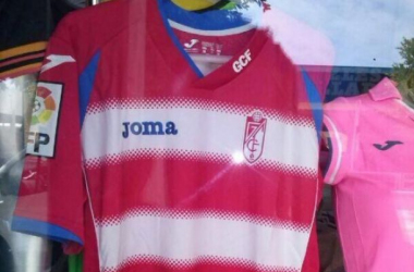 La presentación de la nueva camiseta del Granada, abierta a los aficionados