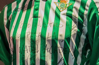 El Betis regala una camiseta al Museo Rafa Nadal