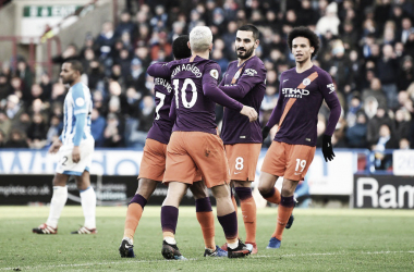 Manchester City vence lanterna Huddersfield e segue na cola do Liverpool