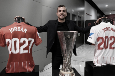 Jordán posa con la sexta Europa League en su acto de presentación. -Sevilla FC.