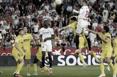 Youseff En-Nesyri en pleno salto para conectar un testarazo / Foto: Sevilla FC