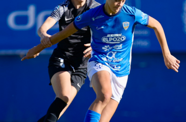 Carla y Uribe pelean por un balón (FOTO: Alhama CF)