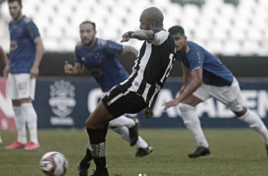 Em jogo de três pênaltis, Botafogo empata no final contra Cruzeiro e permanece longe do G-4