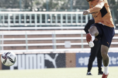 Carlinhos comemora marca de jogos no Shimizu e projeta vitórias na reta final da temporada