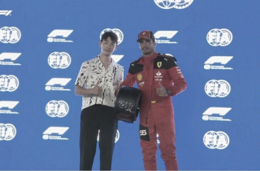 Carlos Sainz recibiendo el trofeo de la pole position de manos del músico local Eric Nam. / Fuente: Twitter @F1