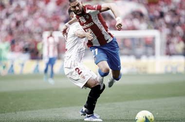 Montiel comete falta frente a Carrasco en un encuentro de la temporada pasada. Foto: Página Oficial Club Atlético de Madrid.
