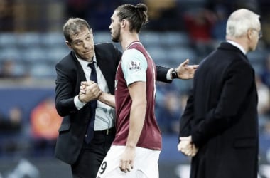 Slaven Bilic y Andy Carrol evitan acciones de la FA por sus comentarios sobre Moss