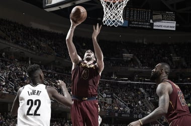 Kevin Love no sale de una y se mete en otra