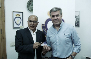 Fernández de Moya recibe la insignia de oro del Real Jaén